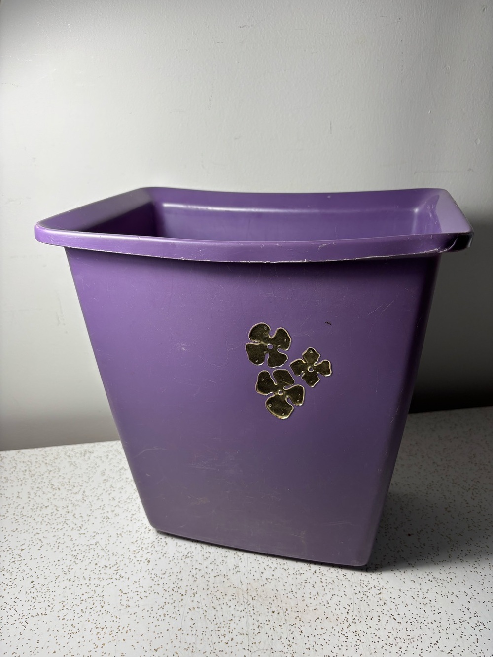 PURPLE vintage Rubbermaid garbage/trash can (Gold design)